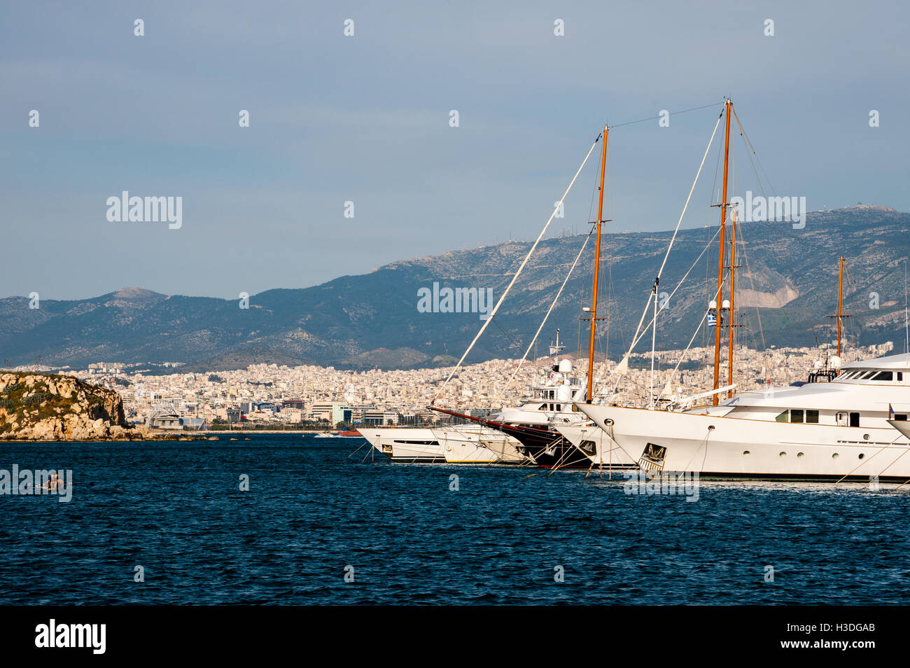 El Pireo, Grecia. Los barcos de la Marina. Atenas en el fondo. Foto de stock