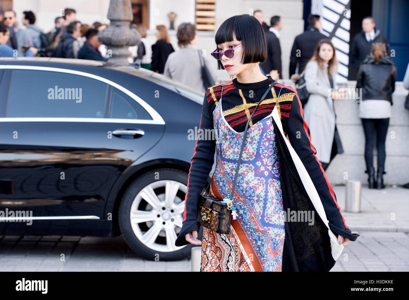 Mademoiselle Yulia fuera de Louis Vuitton mostrar, 5 de octubre de 2016 Semana de la moda de París listo para vestir primavera/verano 2017 la Place Vendôme - Paris 1er - Francia Foto de stock