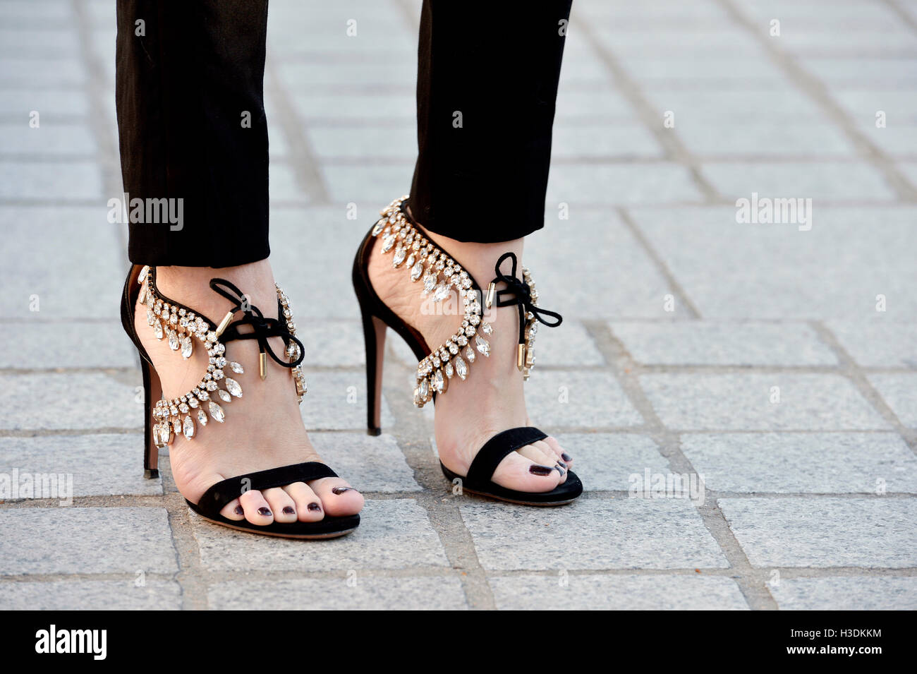 Tacones altos fuera de Louis Vuitton show, 5th de octubre de 2016 Paris  Fashion Week Ready to Wear Primavera/Verano 2017 Place Vendôme - París 1er  - Francia Fotografía de stock - Alamy