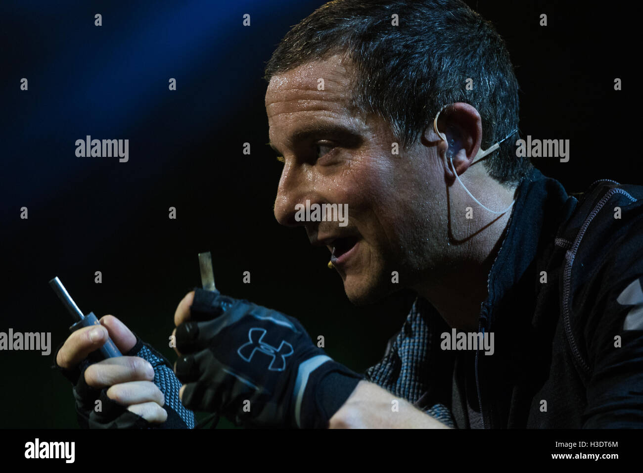 Wembley Arena, en Londres, el 6 de octubre de 2016. Ensayo de Bear Grylls: Procurar presentado por Land Rover. Crédito: Paul Davey/Alamy Live News Foto de stock