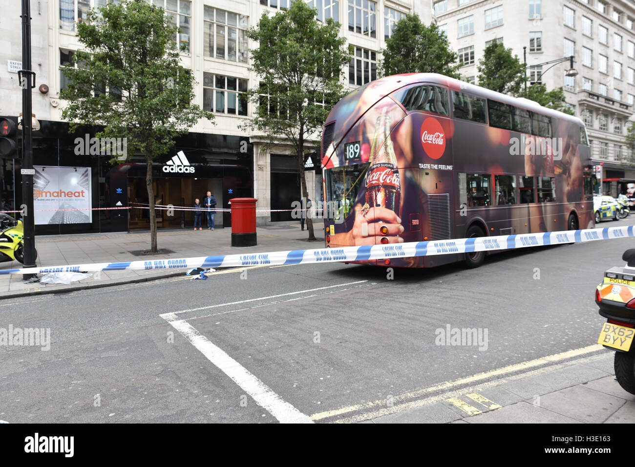 Oxford Street, Londres, Reino Unido. El 7 de octubre de 2016. Un peatón tiene "lesiones" cambiando la vida atropellada por un autobús en Oxford Street. Foto de stock