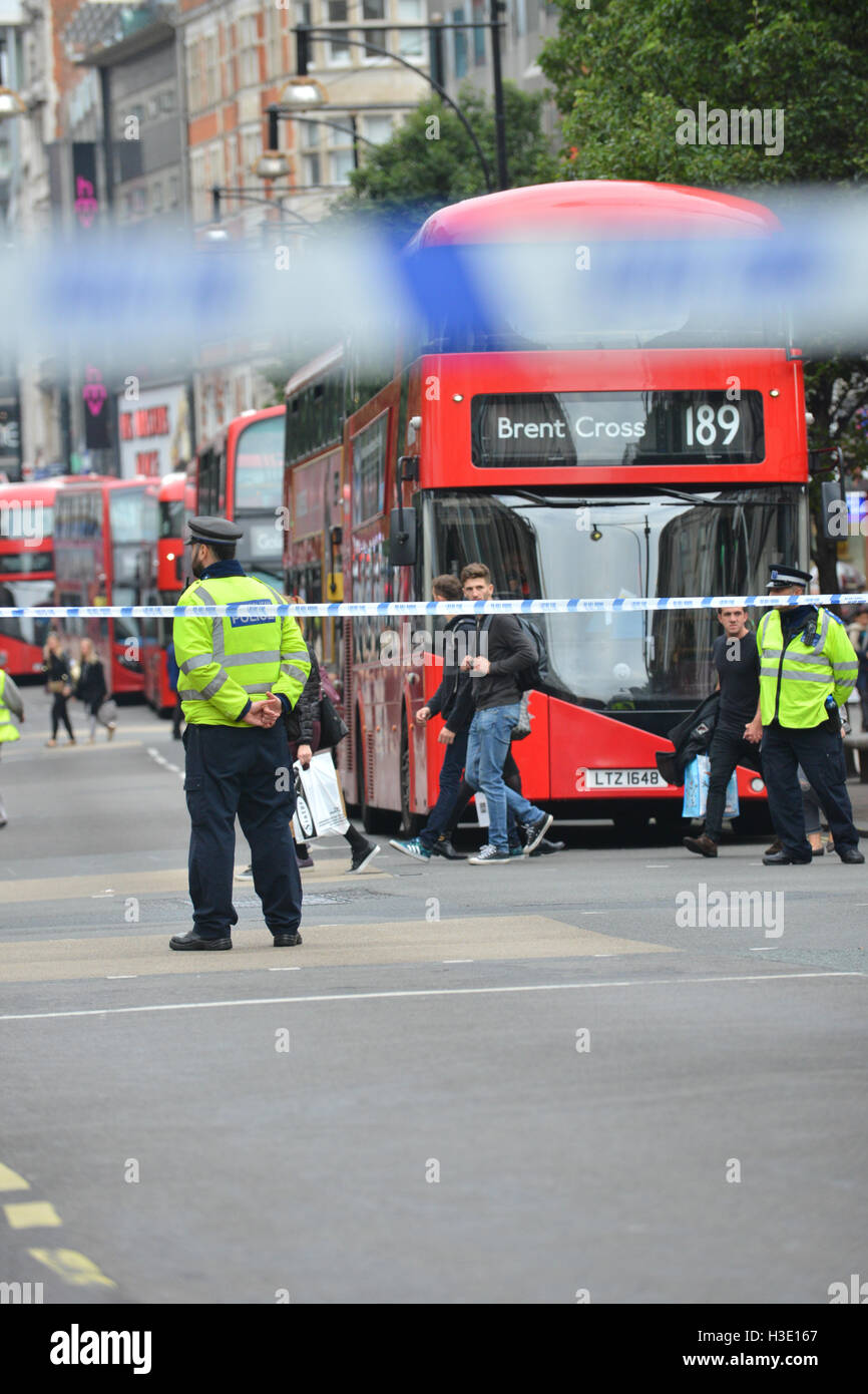 Oxford Street, Londres, Reino Unido. El 7 de octubre de 2016. Un peatón tiene "lesiones" cambiando la vida atropellada por un autobús en Oxford Street. Foto de stock