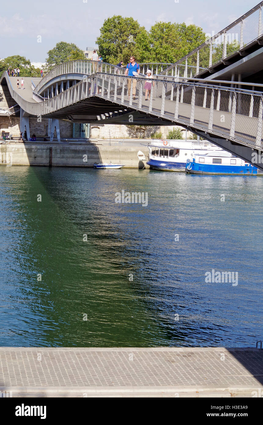 Paris Pont, Simone de Beauvoir, vista hacia la orilla izquierda. Foto de stock
