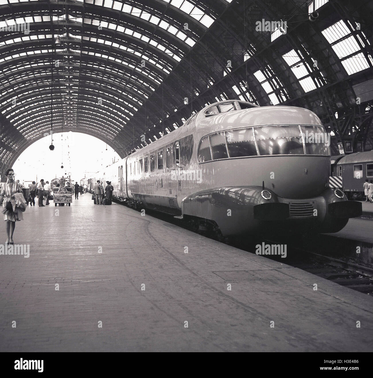 1950s, históricos, Roma, Italia. La famosa e icónica Intercity de alta  velocidad Milán-Roma tren 'Il Settebello' en una plataforma en la estación  de tren de Roma. En la parte delantera es uno