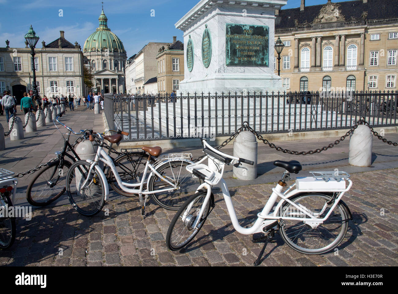 Bicicletas en el Palacio Amalienborg, en Copenhague, Dinamarca Fotografía  de stock - Alamy