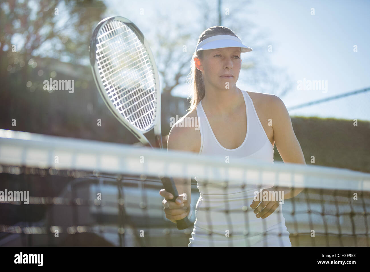 Mujer jugando al tenis en la corte Foto de stock
