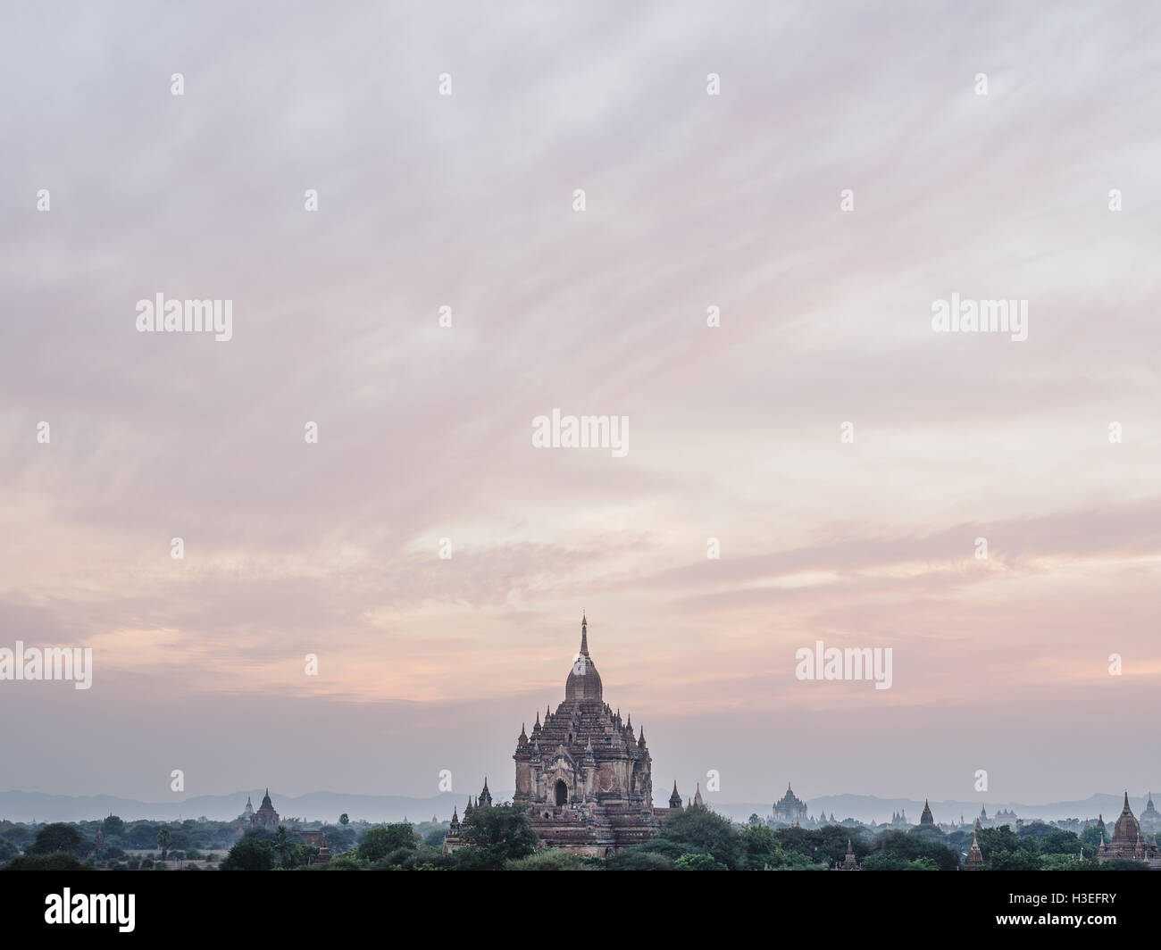 Bagan, Myanmar (Birmania) está cargado con templos y pagodas budistas, y es uno de los lugares más devotos budistas en el mundo Foto de stock