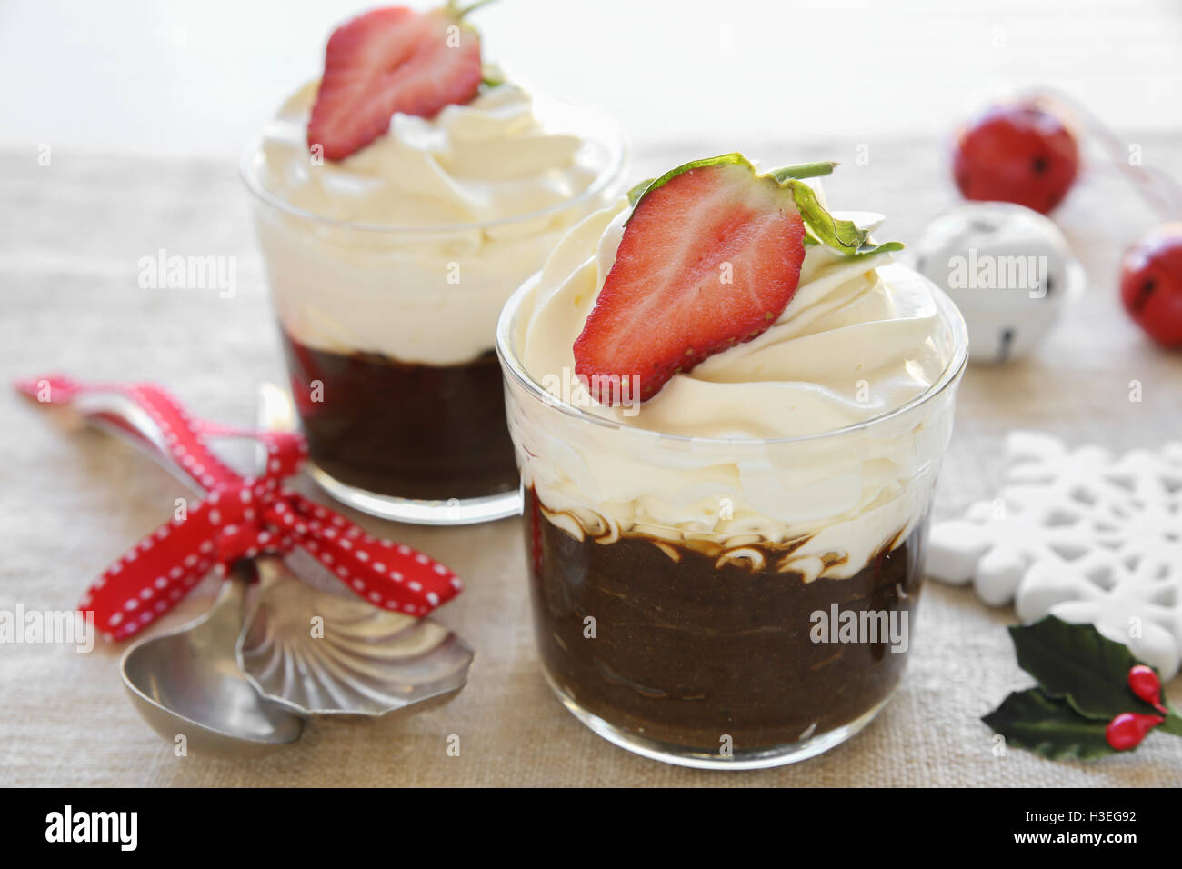 Flan, mousse de chocolate negro con fresas frescas, postres navideños Foto de stock