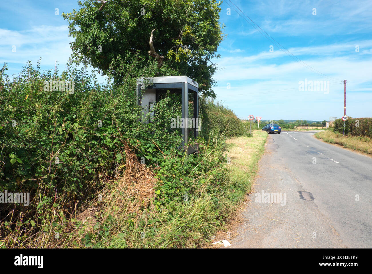 Cuadro teléfono BT cubierto de zarzas rurales desatendidas teléfono BT en  la zona rural de Herefordshire Inglaterra Fotografía de stock - Alamy