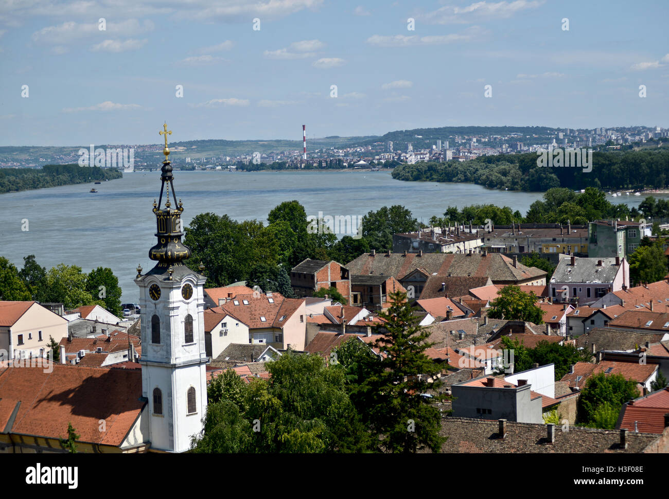 Vista aérea de Belgrado, Serbia. Río Sava y distrito de Zemun. Foto de stock