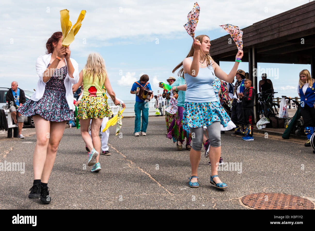 La mujer, ambos lados de Morris y miembros del público, bailando un baile  estilo Trunkles y agitando pañuelos, mientras que en Broadstairs puerto  Jetty Fotografía de stock - Alamy
