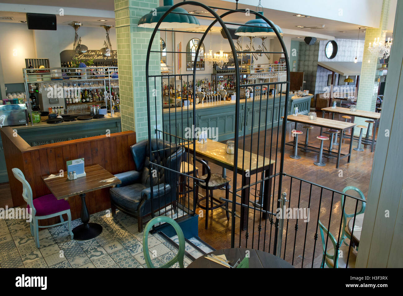 Pitcher & Piano café/bar/restaurante en el Harbourside de Bristol, UK  Fotografía de stock - Alamy