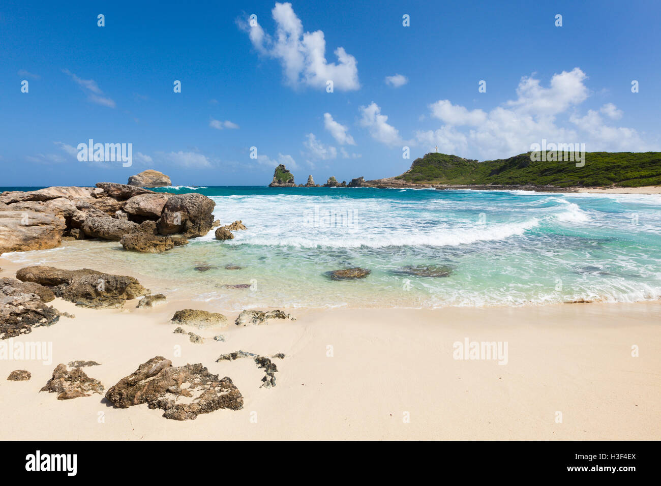 Playa de Anse des Châteaux y las rocas de Pointe des Colibri se, punto más oriental de Grande-Terre, Guadalupe Foto de stock