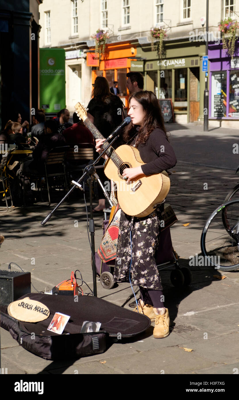 Artistas Callejeros O Musicos Callejeros En La Ciudad De Bath Somerset Inglaterra Saskia Maxwell Cantante Y Guitarrista Fotografia De Stock Alamy