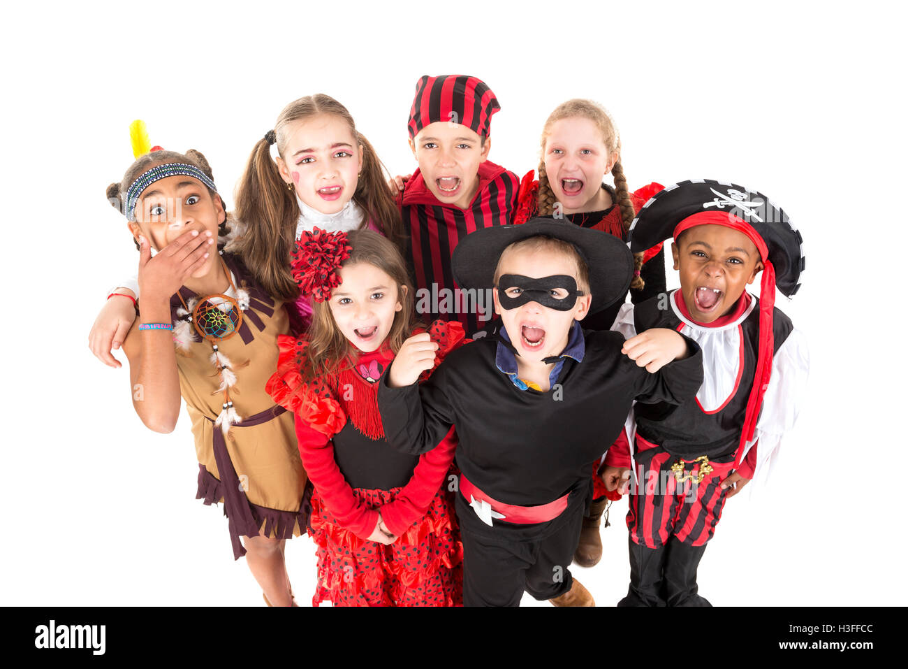 Grupo de niños en Halloween Disfraces aislados en blanco Foto de stock