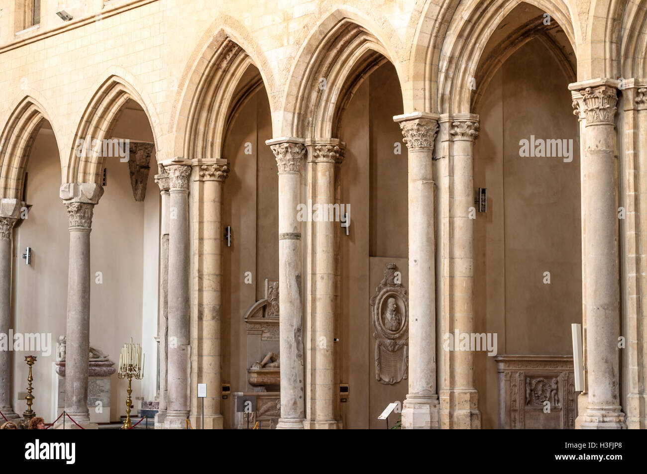 San Lorenzo Maggiore de Nápoles. Detalle: nave y capillas laterales separados por una arcada ojival. De estilo gótico, del siglo XII. Foto de stock