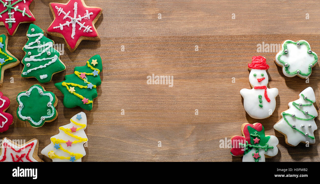 Galletas de Navidad en la mesa de madera. Vista superior Foto de stock