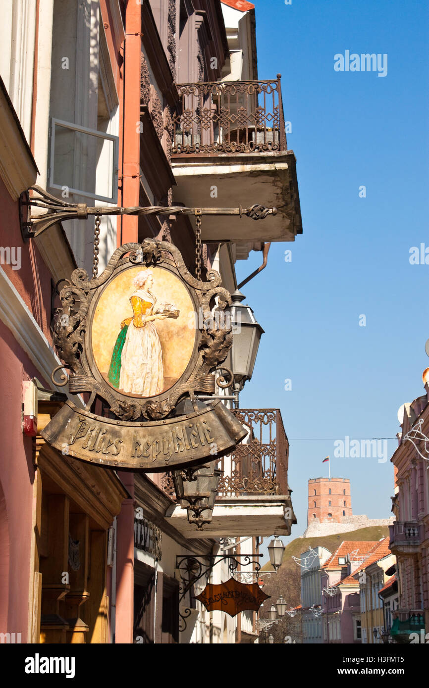 Vilna, Lituania - Marzo 18, 2015: Cafe cartel en la calle de la ciudad vieja de Vilna. Foto de stock