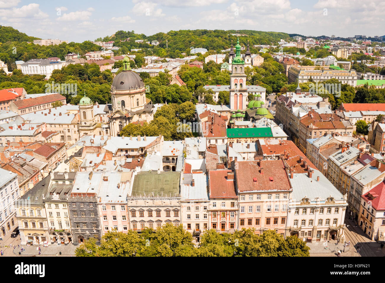Buenas vistas del casco antiguo de la ciudad de Lviv en un día soleado de verano Foto de stock