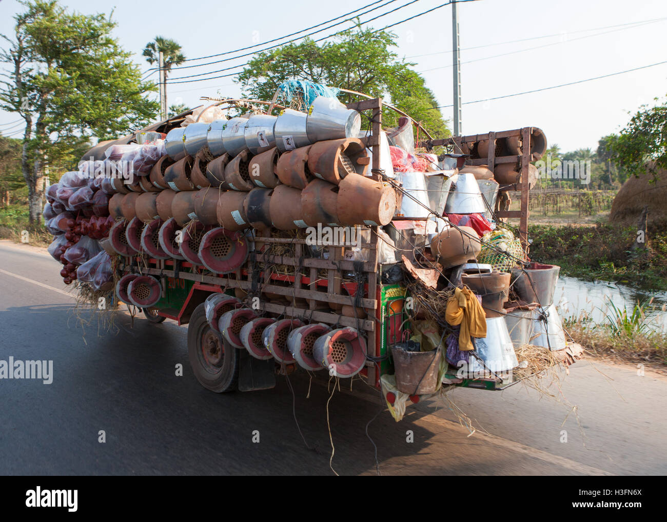 Vendedor de ollas de barro fotografías e imágenes de alta resolución - Alamy