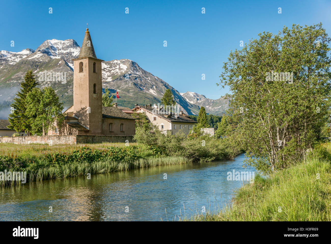 Iglesia de los Silos-Baselgia en el Lago de los Silos en verano, Suiza Foto de stock