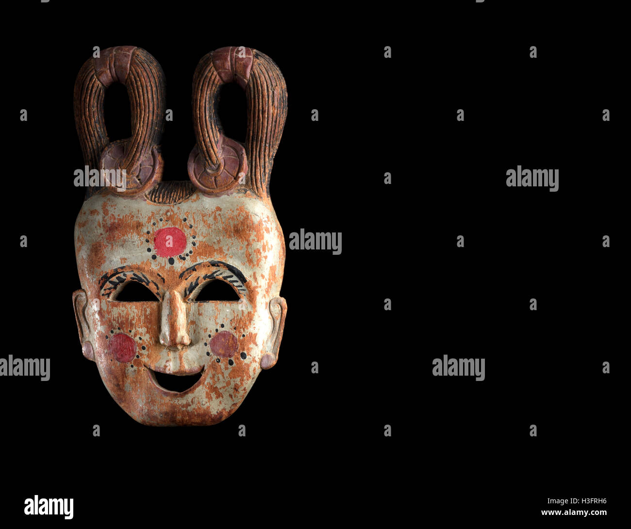 Máscara de asia de madera con la felicidad de expresión. espacio libre para  texto Fotografía de stock - Alamy