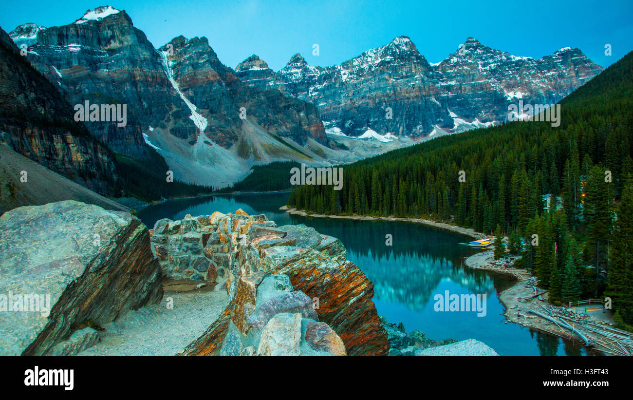 Amanecer sobre el Lago Moraine, en el Valle de los Diez Picos en el Parque Nacional de Banff, Alberta, Canadá. Foto de stock