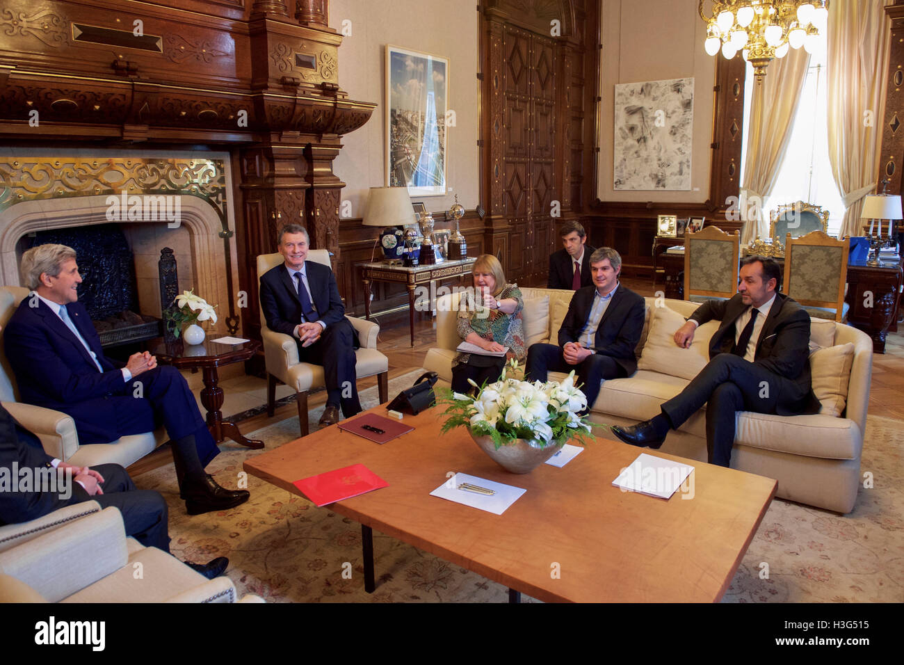 El Secretario de Estado de Estados Unidos, John Kerry se sienta con Argentina Presidente Mauricio Macri y sus asesores de la Casa Rosada en Buenos Aires, Argentina, antes de una reunión bilateral celebrada el 4 de agosto de 2016. Foto de stock