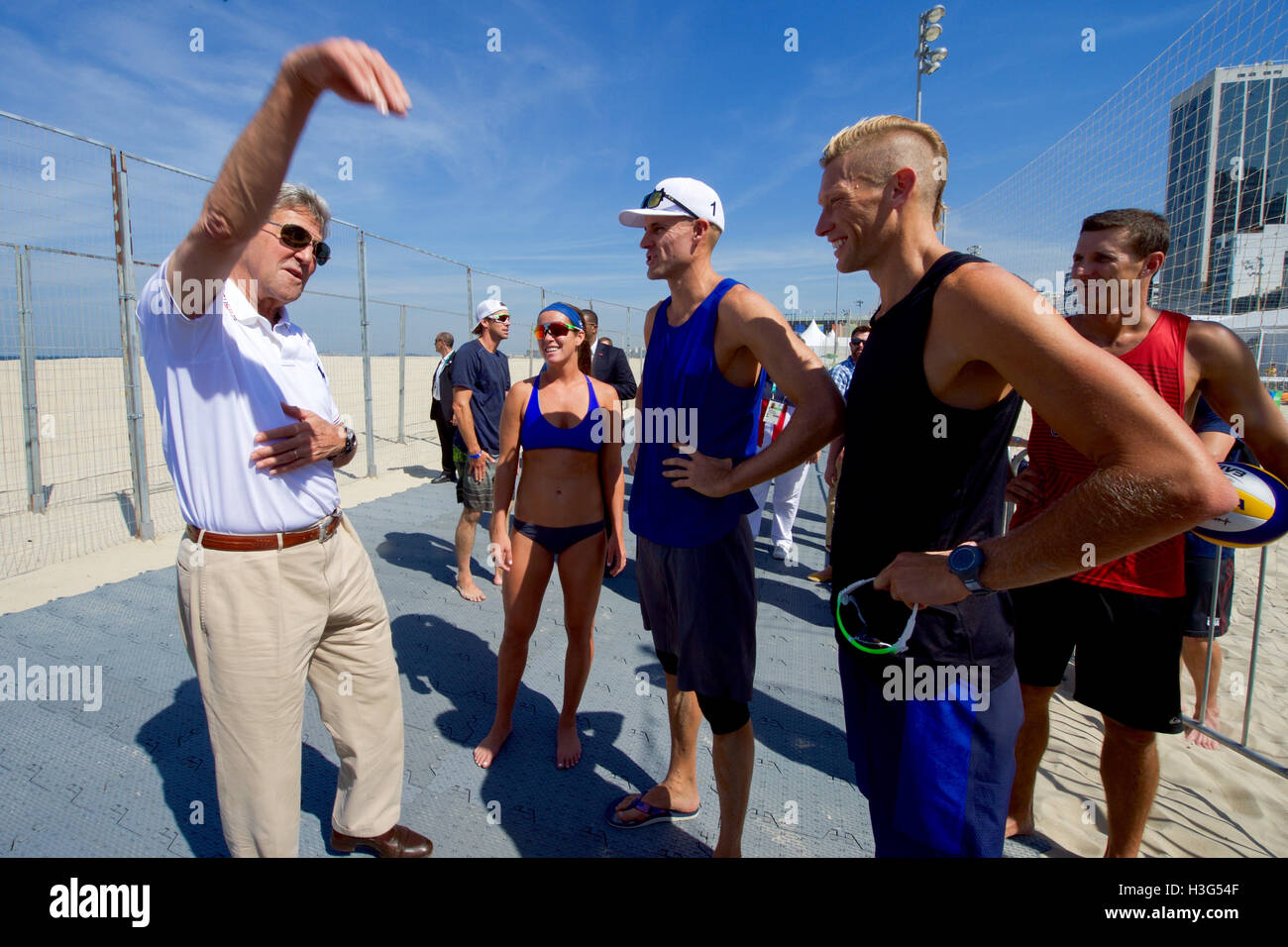 El Secretario de Estado de Estados Unidos, John Kerry habla con hombres olímpico estadounidense jugador del voleibol de la playa Casey Patterson y otros miembros del equipo en el Copacobana playa en Río de Janeiro, Brasil, el 6 de agosto de 2016, él y sus colegas de la delegación presidencial de EE.UU. asistir a los Juegos Olímpicos de Verano. Foto de stock