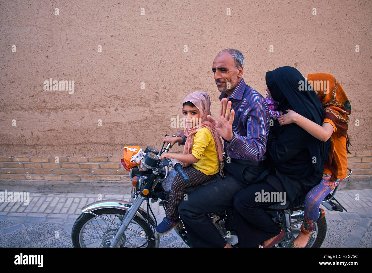 Irán, en la provincia de Yazd, Yazd, familia iraní Foto de stock