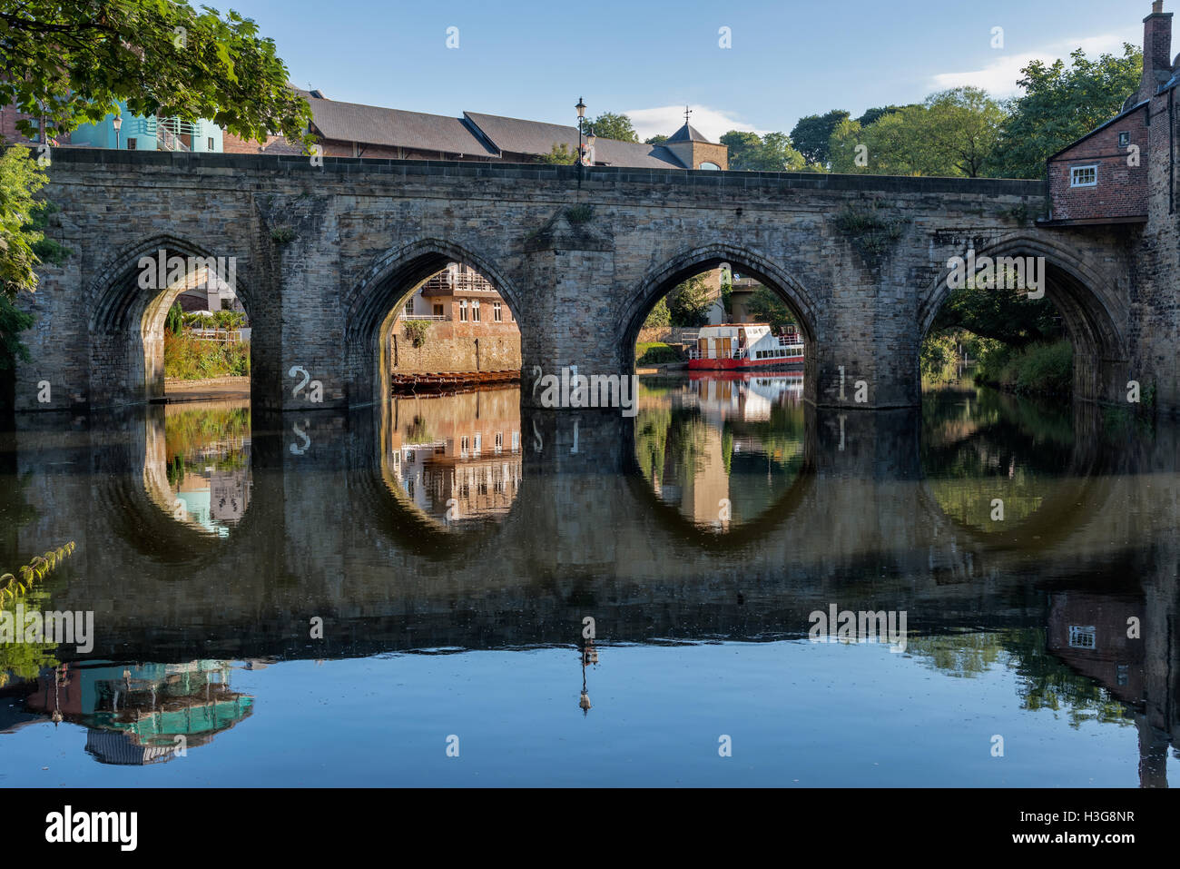 Antiguo puente de piedra cruzando el desgaste del río que atraviesa el centro de la ciudad de Durham, Inglaterra. Foto de stock