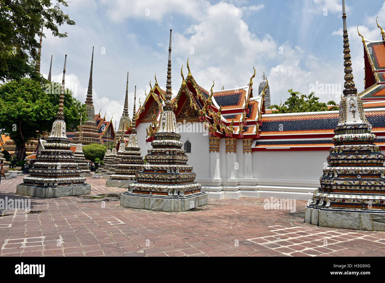 Templo Wat Pho, en Bangkok, Tailandia, con sus stupas y capiteles profusamente talladas, y los edificios se ve absolutamente impresionante. Foto de stock