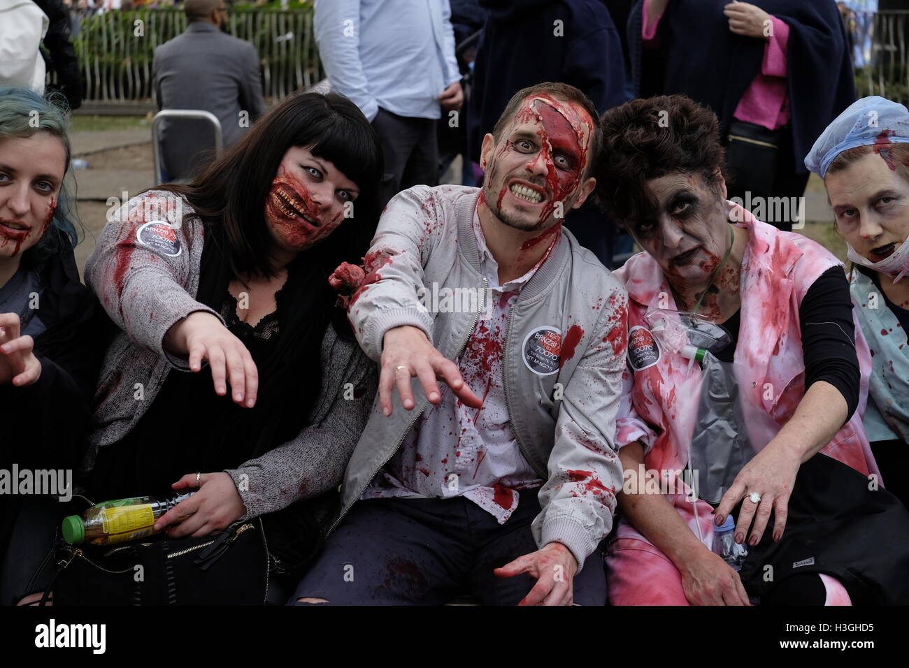marca personalidad Laboratorio Un grupo de amigos disfrazados como zombies Fotografía de stock - Alamy