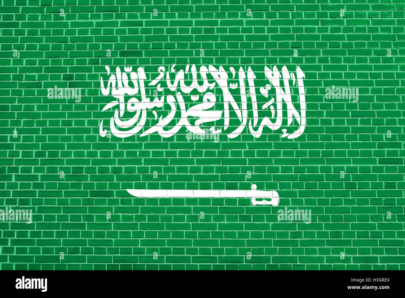 Bandera oficial nacional de Arabia Saudita. Símbolo patriótico, banner, elemento de fondo. La bandera de Arabia Saudita sobre pared de ladrillo textura Foto de stock