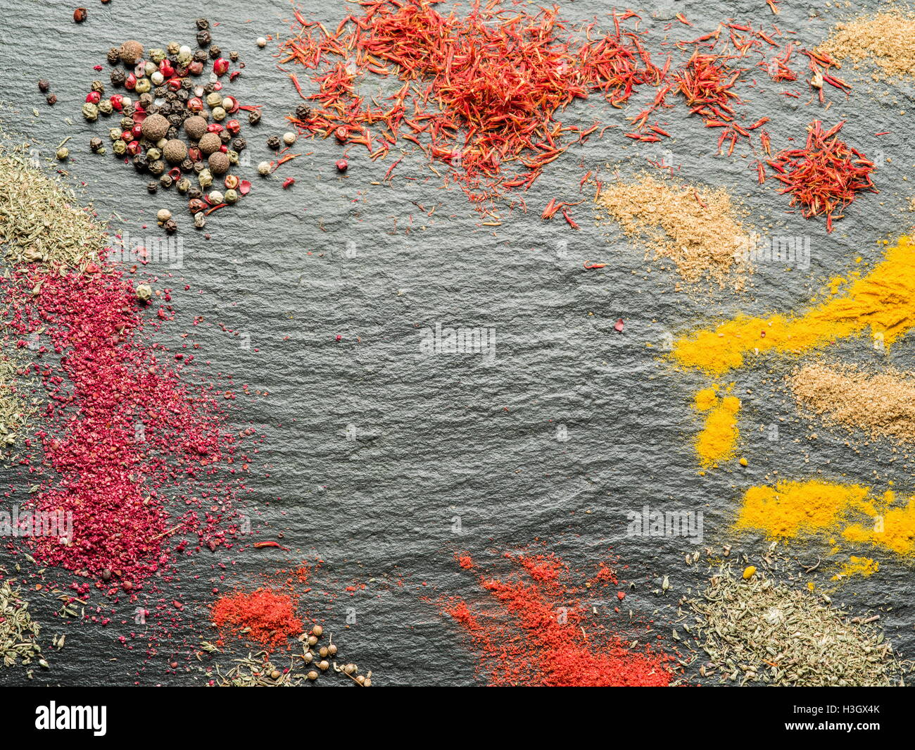 Variedad de coloridas especias en el fondo de grafito. Foto de stock