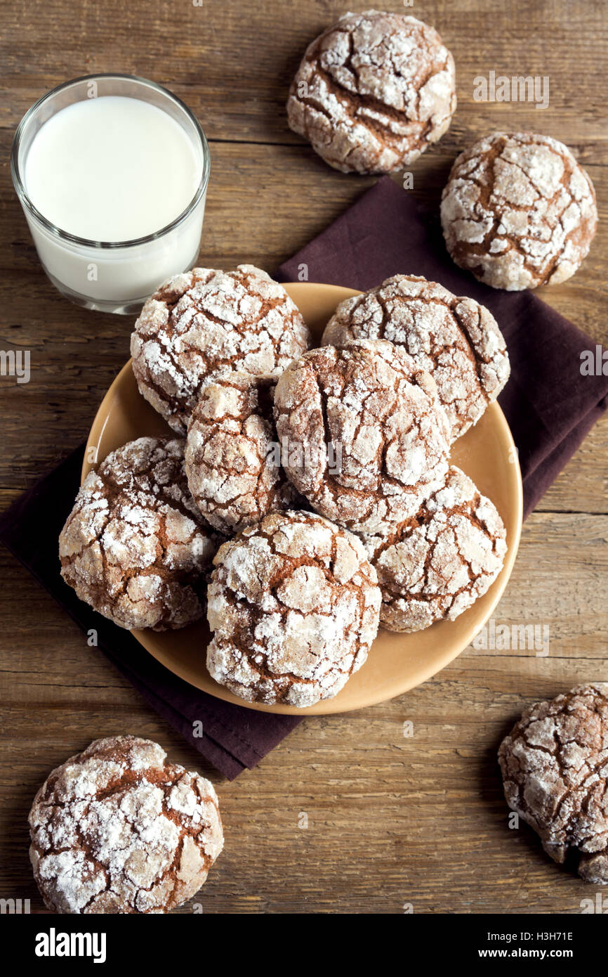 Cookies en placa ondulada de chocolate con leche de cerca - invierno navidad chocolate pastelería casera Foto de stock