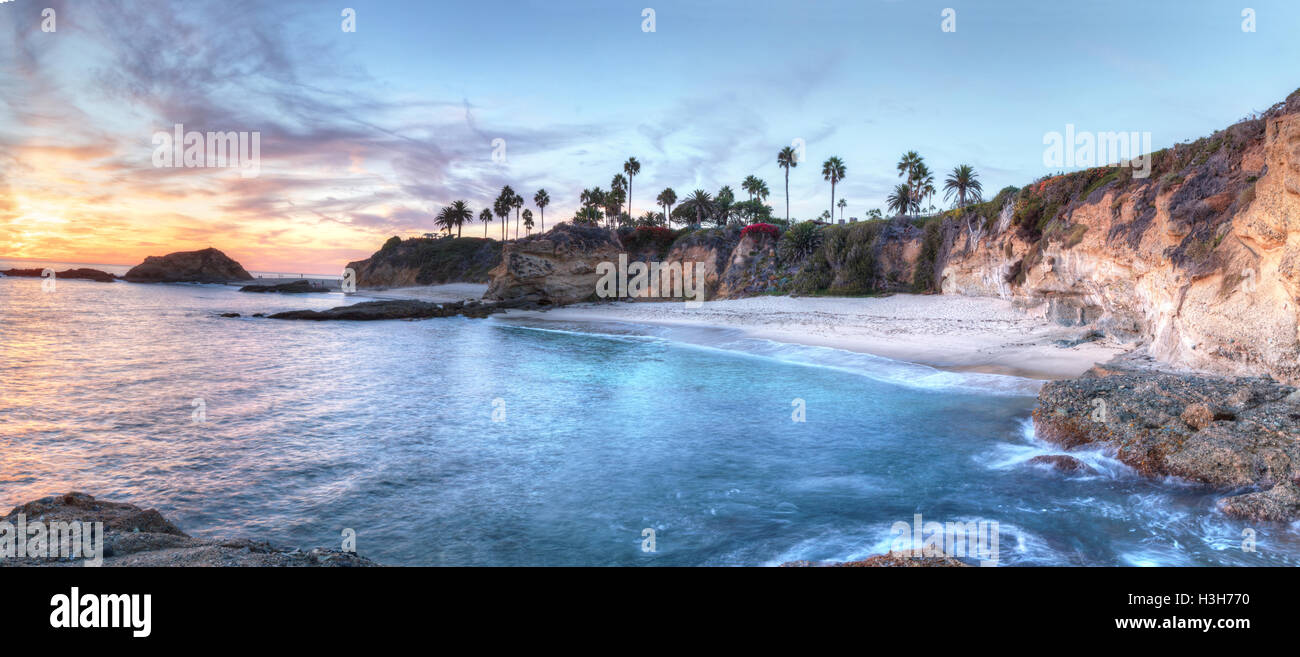 Vista de la puesta de sol de la Isla del Tesoro Beach en el Montage en Laguna Beach, California, Estados Unidos Foto de stock