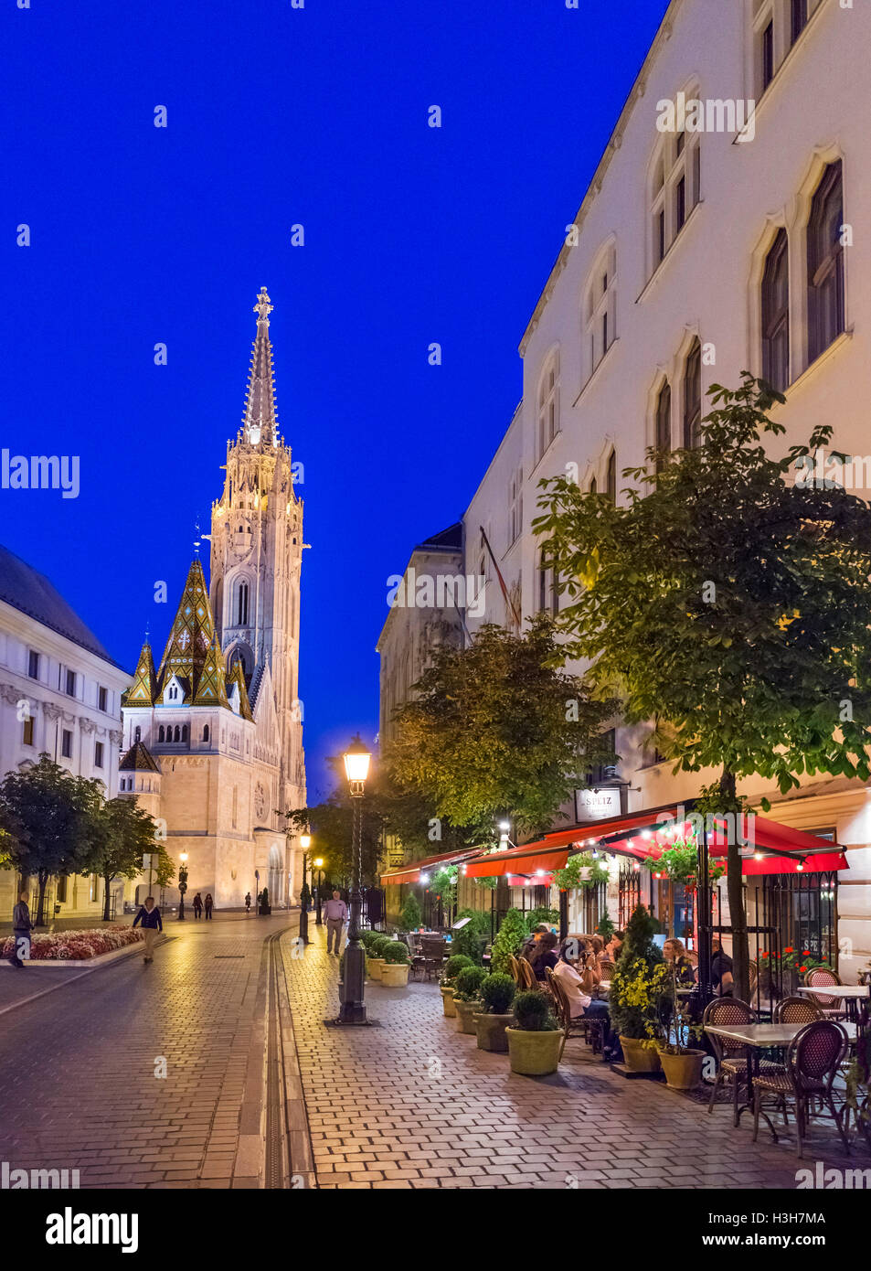 Restaurante en el Hess András tér en la noche, mirando hacia la Iglesia de San Matías, el distrito del Castillo de Buda, la Colina del Castillo, Budapest, Hungría Foto de stock
