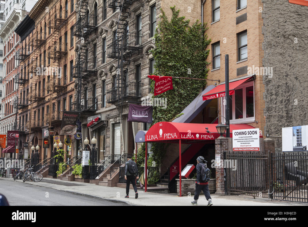 East 53rd Street, entre las avenidas segunda y tercera se ha mantenido un bloque de edificios de principios del siglo XX, las pequeñas empresas con walk-up apartamentos encima en el vecindario de Turtle Bay en medio corporativo de Midtown Manhattan. Foto de stock