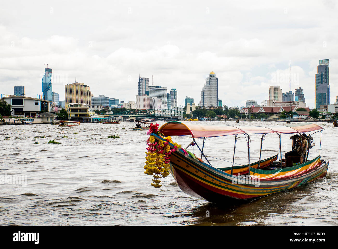 Long tail boat por el río Chao Phraya horizonte de Bangkok 2 Foto de stock