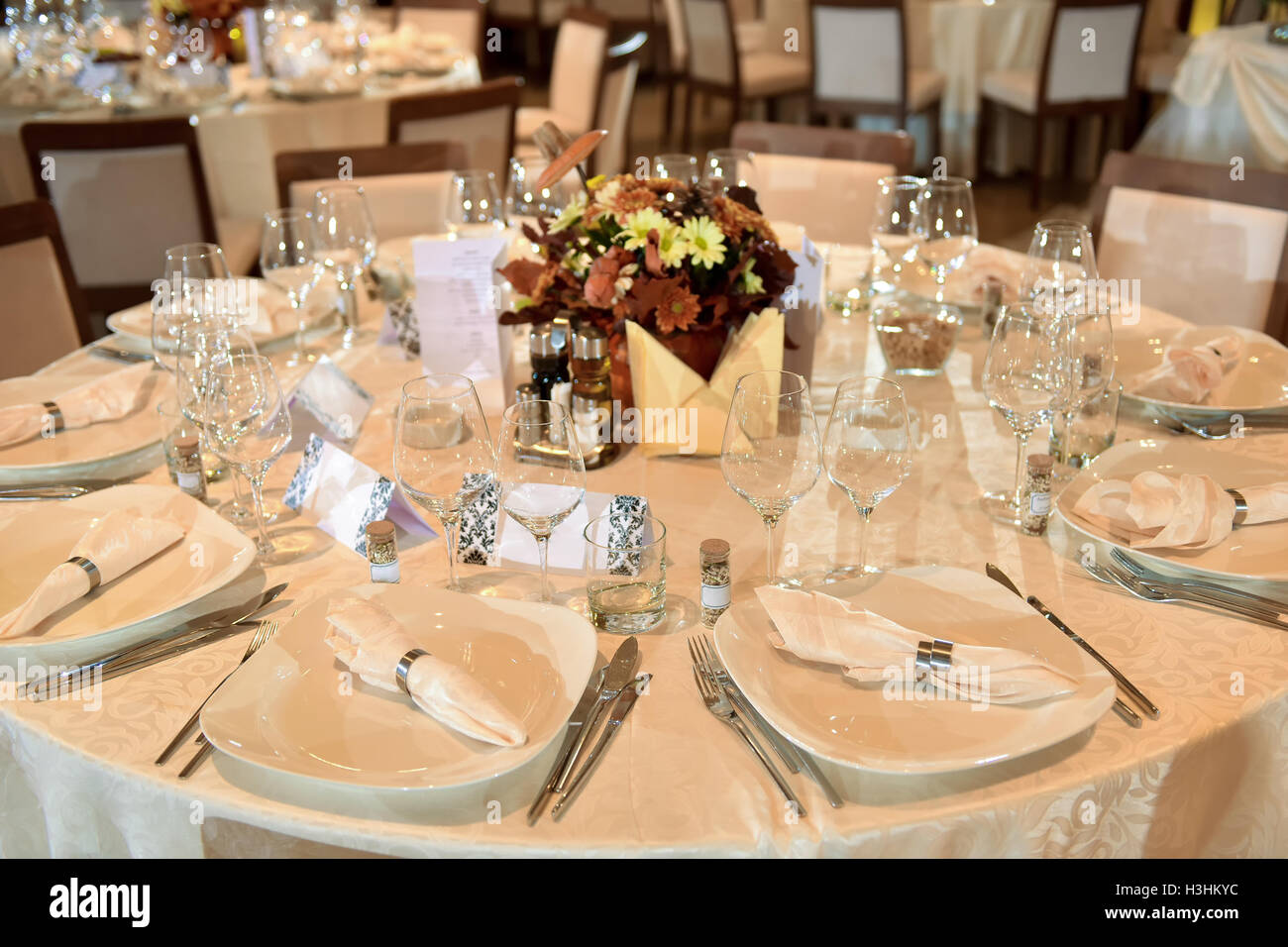 Instalación de mesa de boda con placa, tenedor, cuchillo y gafas Foto de stock