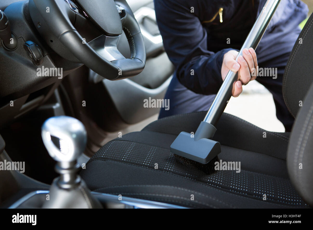 Limpieza de coches, el hombre coche, limpieza interior del vehículo  Fotografía de stock - Alamy