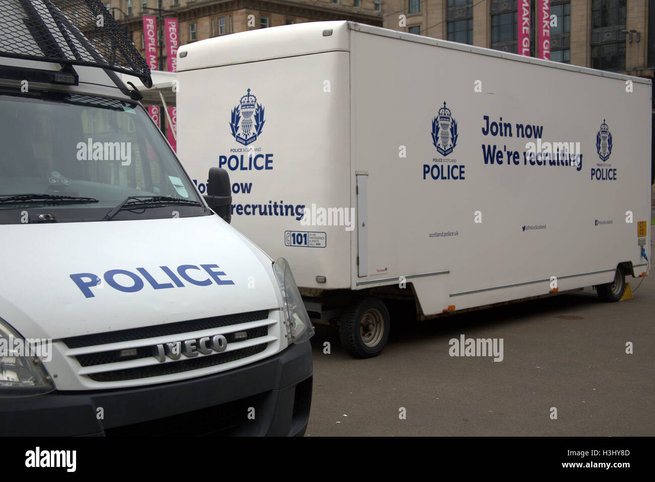 La policía de Escocia contratar logotipos en los lados del vehículo Foto de stock