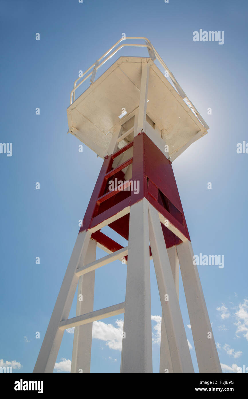 Una torre de vigilancia en el puerto de Sami. Foto de stock