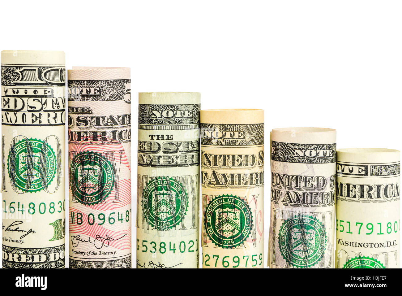 Disminución de pasos realizados de rollos de todos los billetes de dólar americano en una fila sobre fondo blanco. Foto de stock