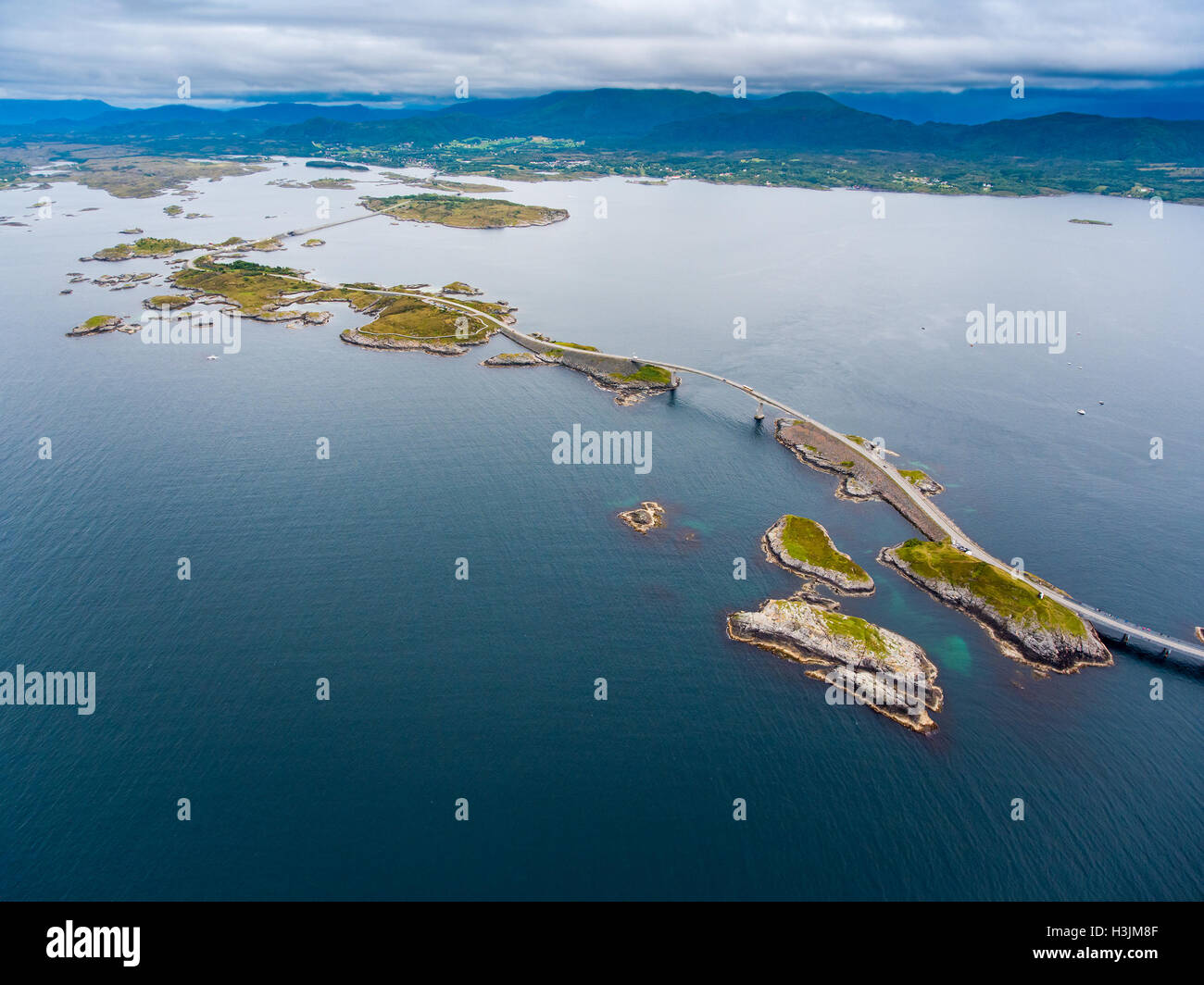 Carretera del Océano Atlántico o la Carretera del Atlántico (Atlanterhavsveien) ha concedido el título de "construcción noruega del siglo". Foto de stock