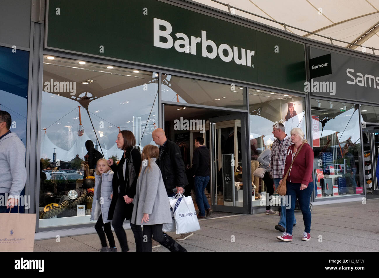 Barbour ropa outlet en Ashford fashion outlet complejo kent uk octubre 2016 Fotografía de stock Alamy