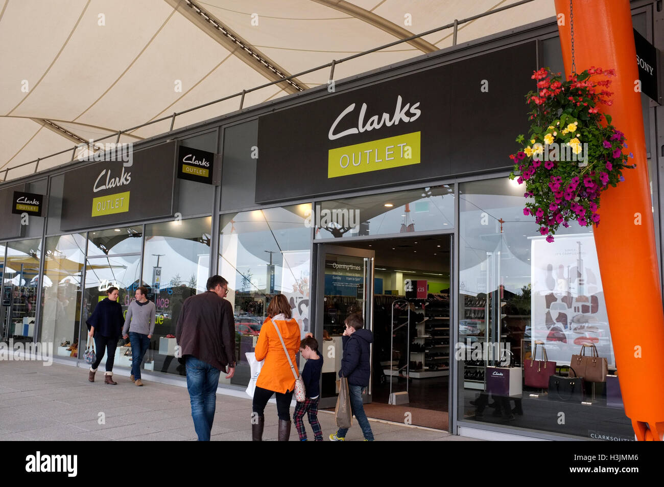 Calzado Clarks tienda outlet el ashford Designer Outlet Moda compleja en el condado de Kent, Reino Unido de octubre de 2016 Fotografía de - Alamy