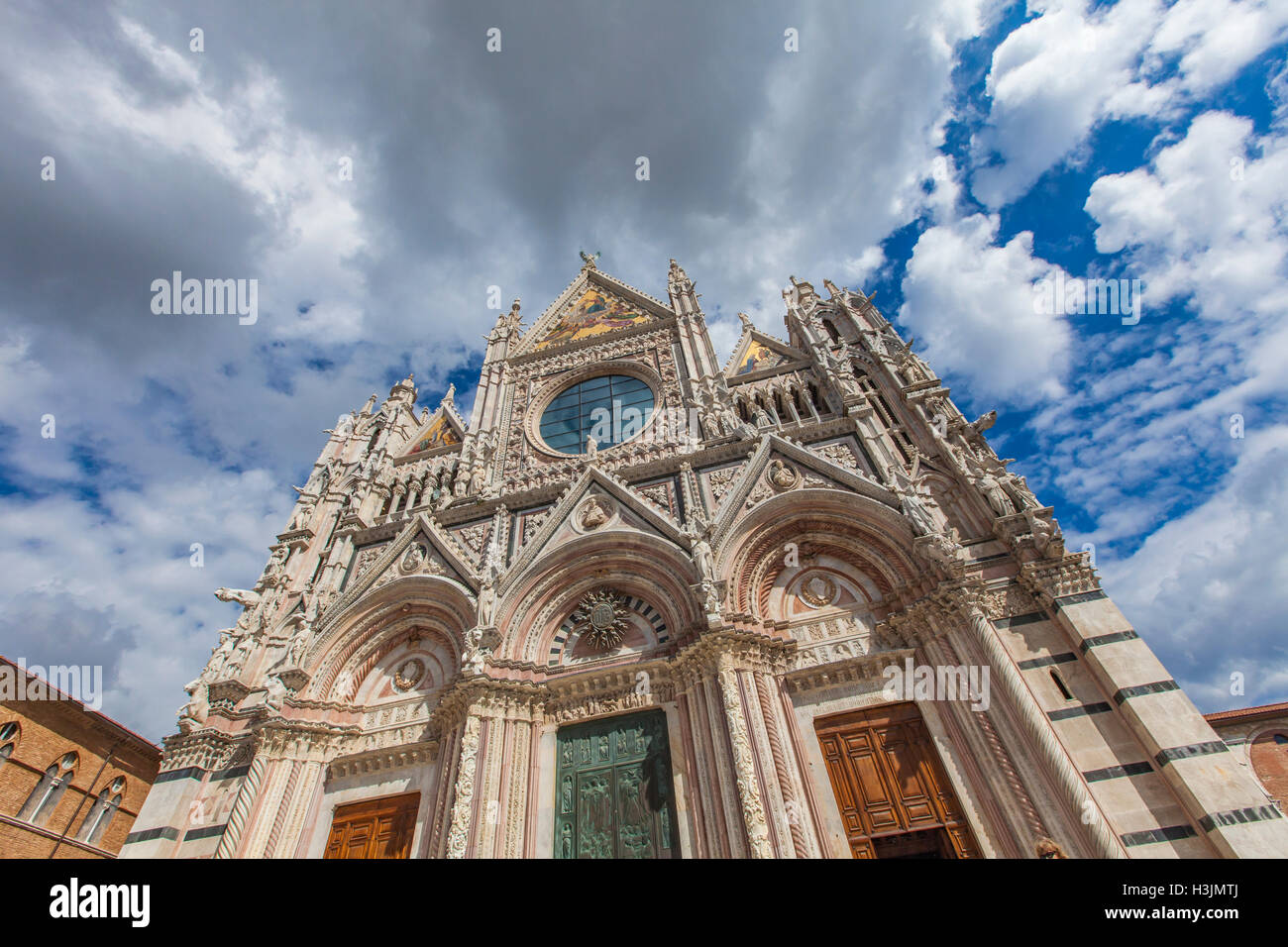 Exteriores y detalles arquitectónicos del Duomo, la catedral de Siena, Italia Foto de stock
