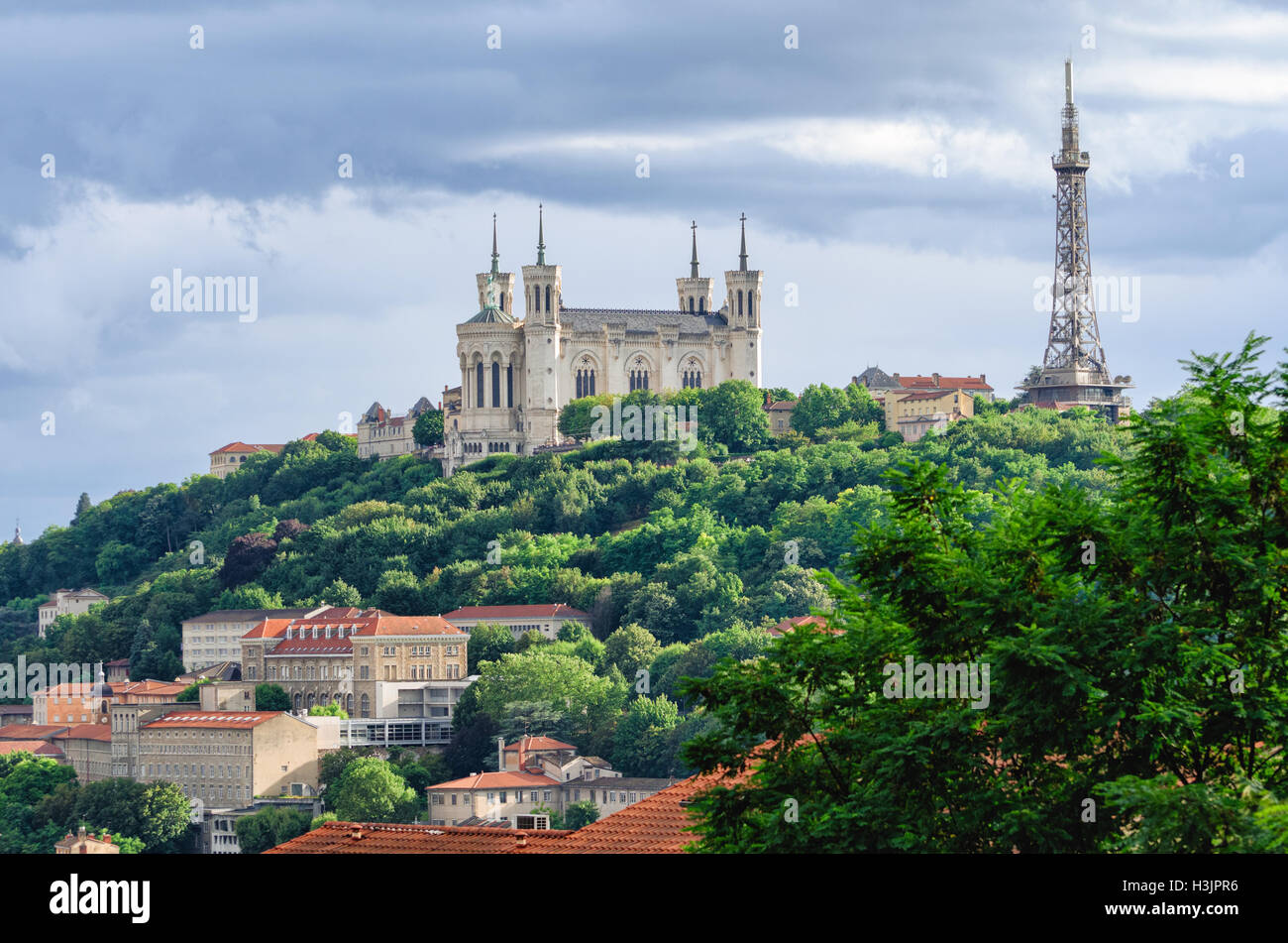 Lyon (Francia), Notre Dame de Fourviere y torre metálica Foto de stock